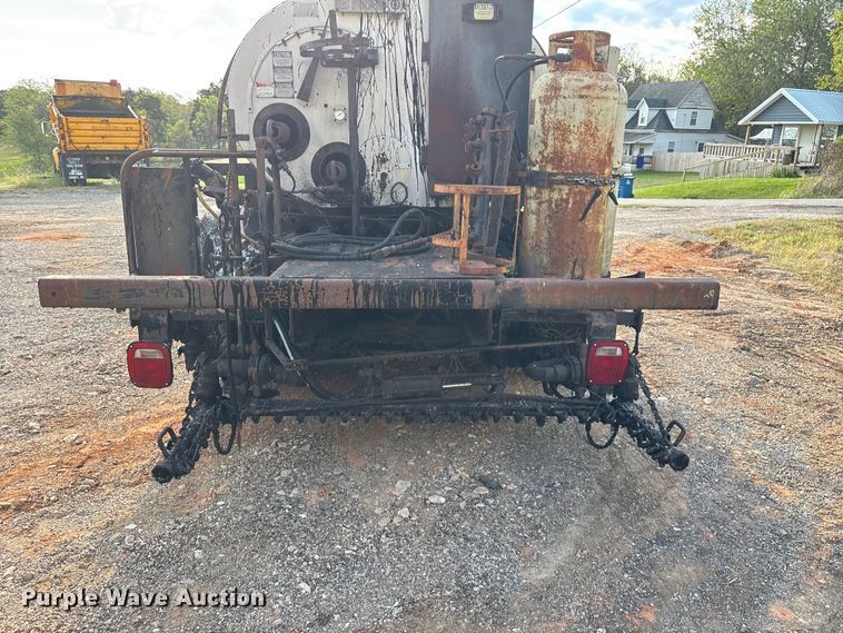 image for item ED2282 1990 International 4900 oil distributor truck