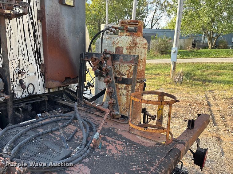 image for item ED2282 1990 International 4900 oil distributor truck