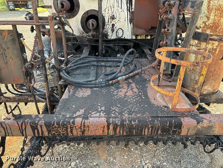 image for item ED2282 1990 International 4900 oil distributor truck