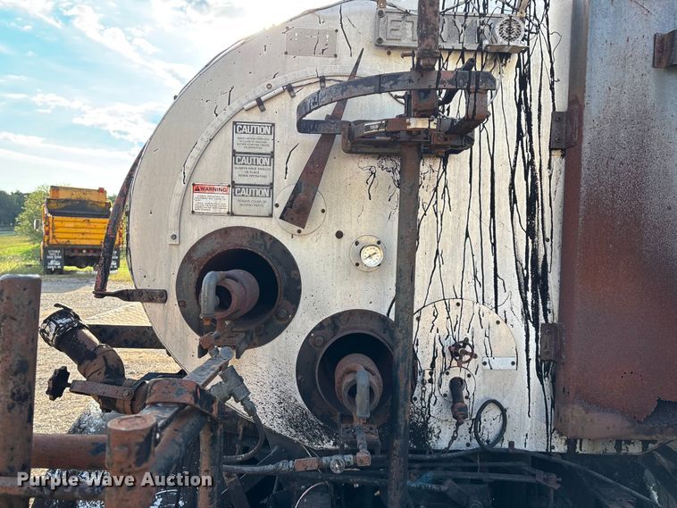 image for item ED2282 1990 International 4900 oil distributor truck