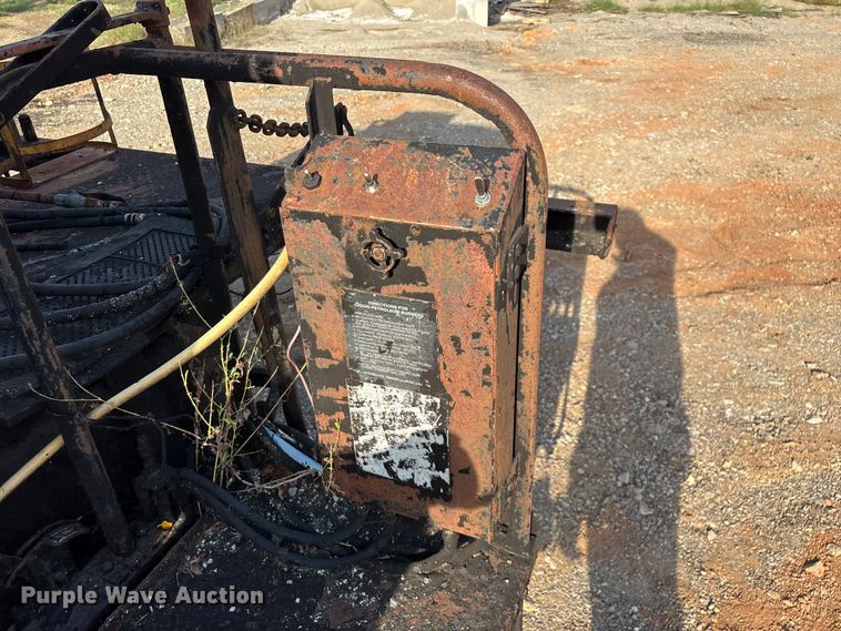 image for item ED2282 1990 International 4900 oil distributor truck