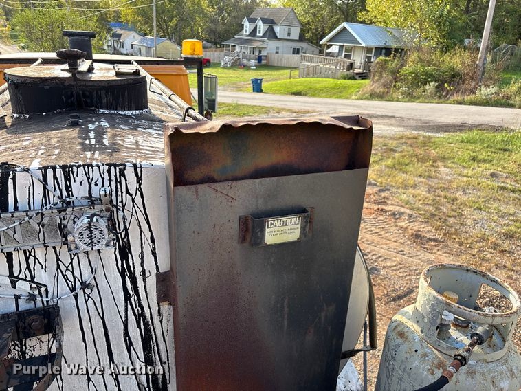 image for item ED2282 1990 International 4900 oil distributor truck