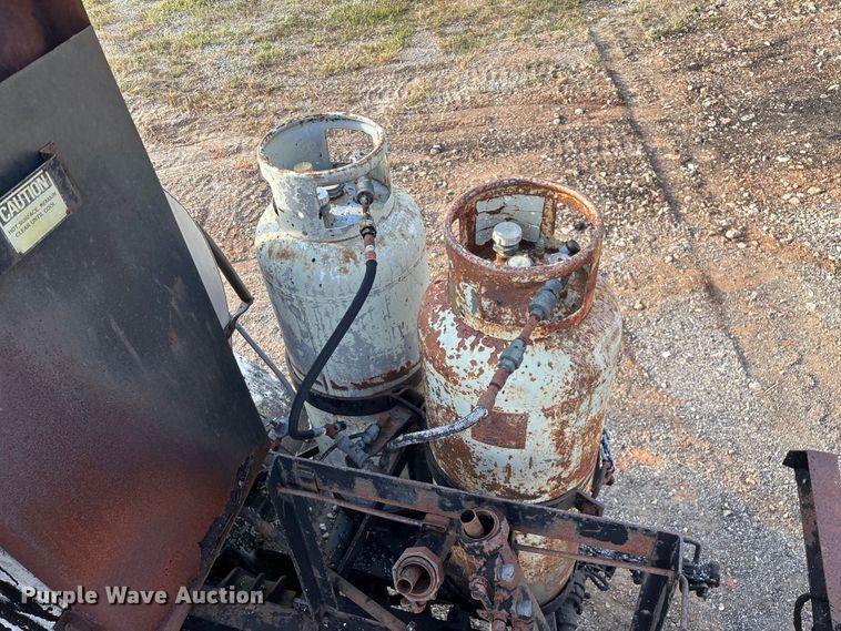 image for item ED2282 1990 International 4900 oil distributor truck