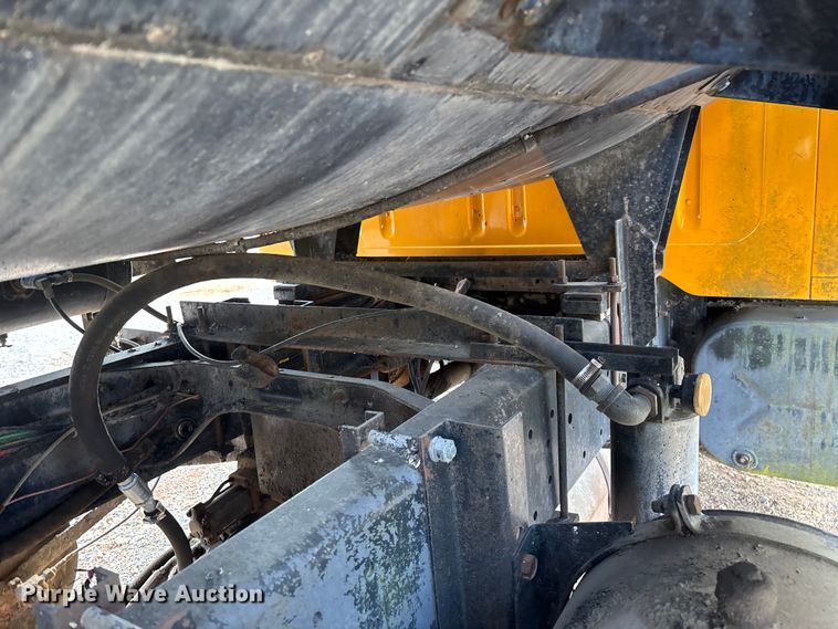 image for item ED2282 1990 International 4900 oil distributor truck