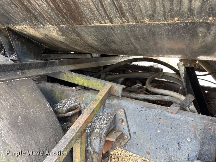 image for item ED2282 1990 International 4900 oil distributor truck