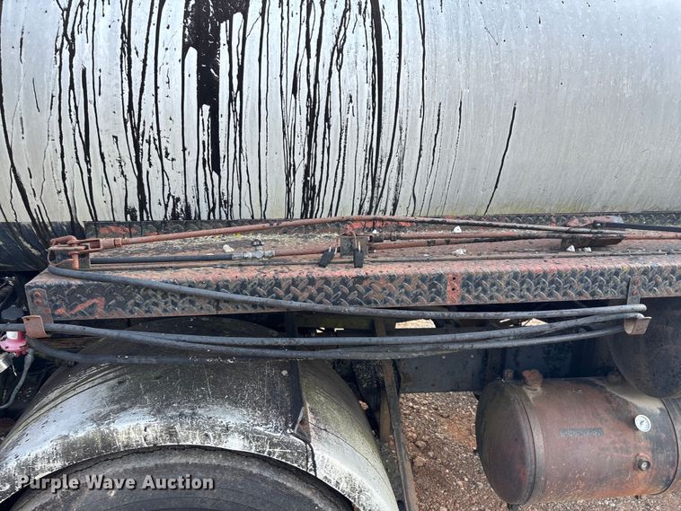 image for item ED2282 1990 International 4900 oil distributor truck