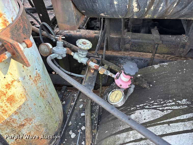 image for item ED2282 1990 International 4900 oil distributor truck