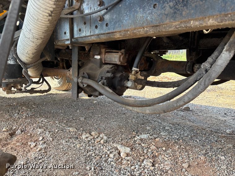 image for item ED2282 1990 International 4900 oil distributor truck