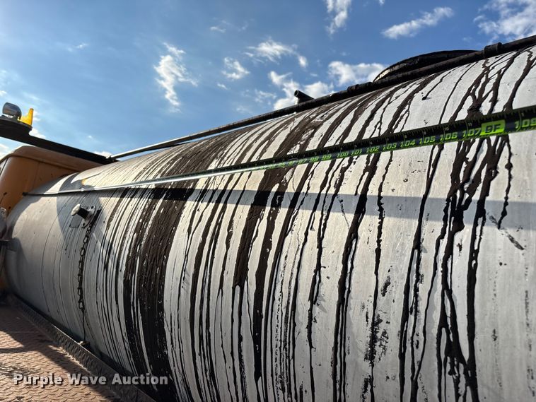 image for item ED2282 1990 International 4900 oil distributor truck