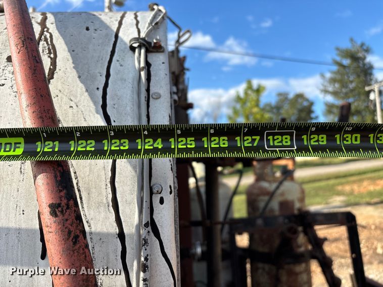 image for item ED2282 1990 International 4900 oil distributor truck