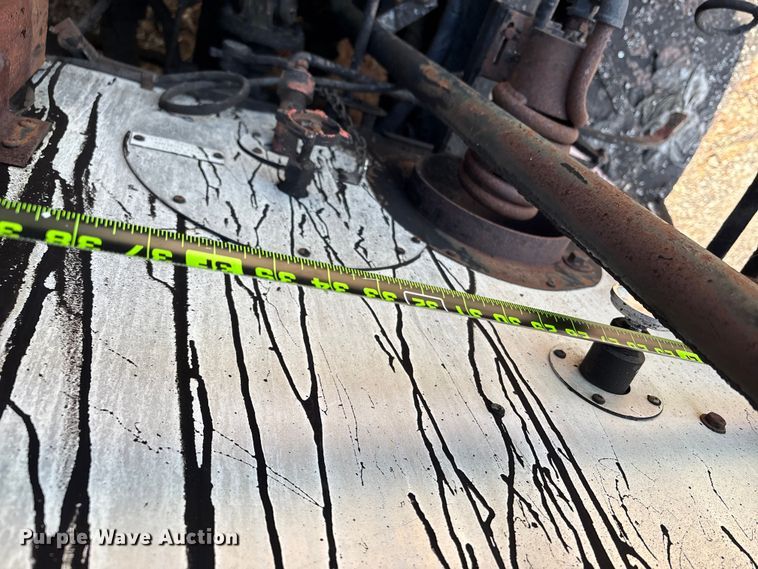 image for item ED2282 1990 International 4900 oil distributor truck