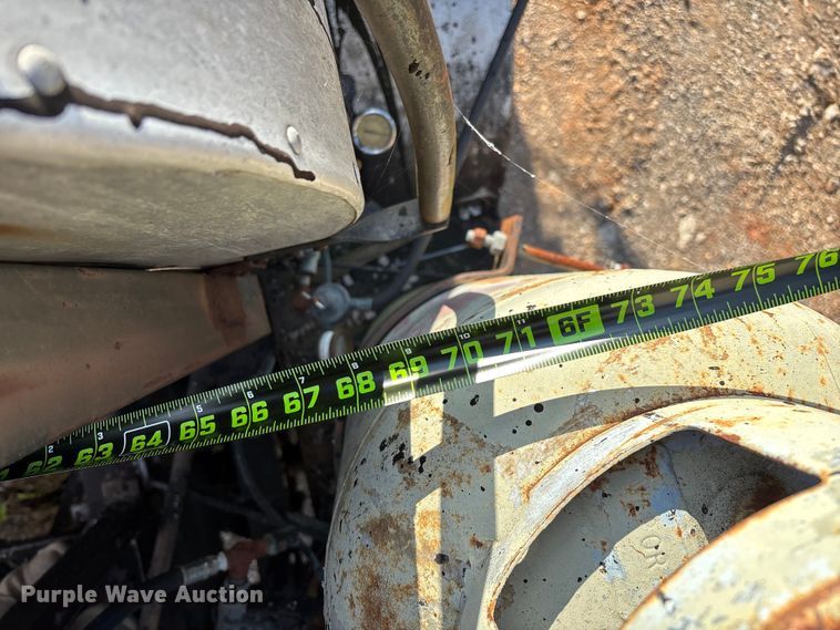 image for item ED2282 1990 International 4900 oil distributor truck