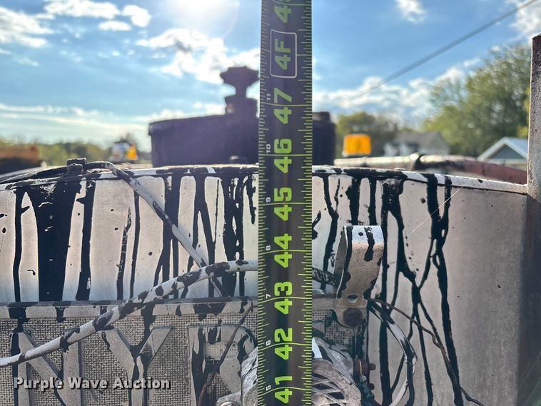 image for item ED2282 1990 International 4900 oil distributor truck