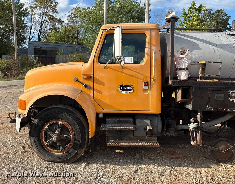 image for item ED2282 1990 International 4900 oil distributor truck