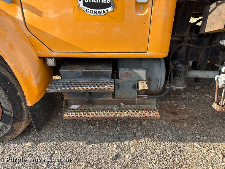 image for item ED2282 1990 International 4900 oil distributor truck