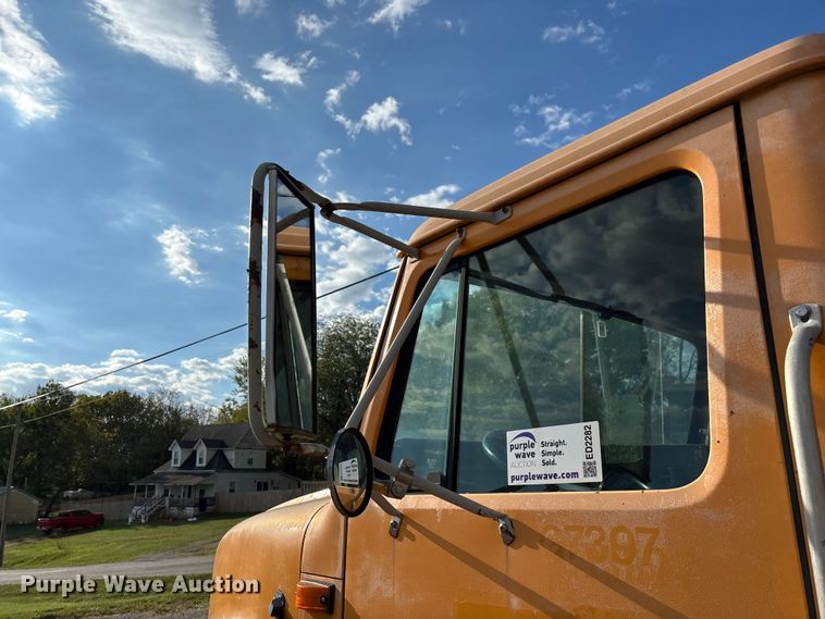 image for item ED2282 1990 International 4900 oil distributor truck