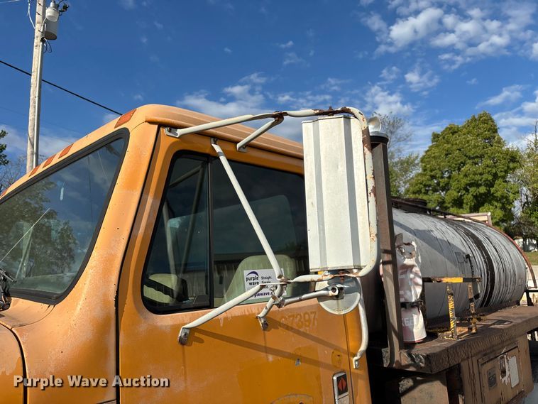 image for item ED2282 1990 International 4900 oil distributor truck