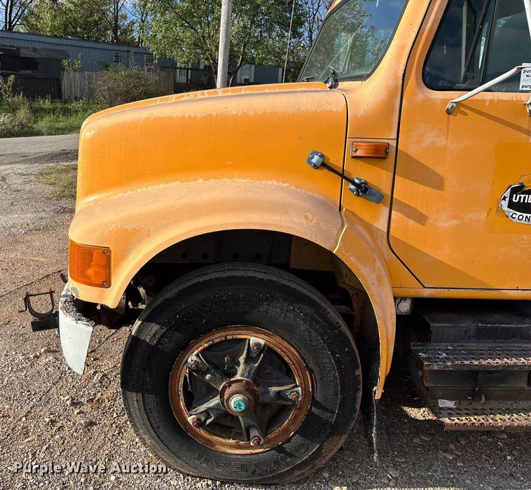 image for item ED2282 1990 International 4900 oil distributor truck