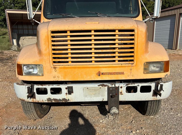 image for item ED2282 1990 International 4900 oil distributor truck