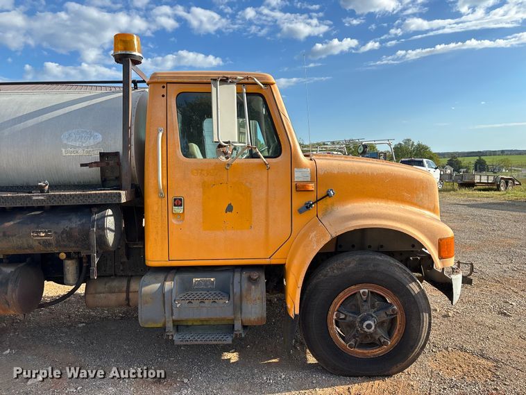 image for item ED2282 1990 International 4900 oil distributor truck