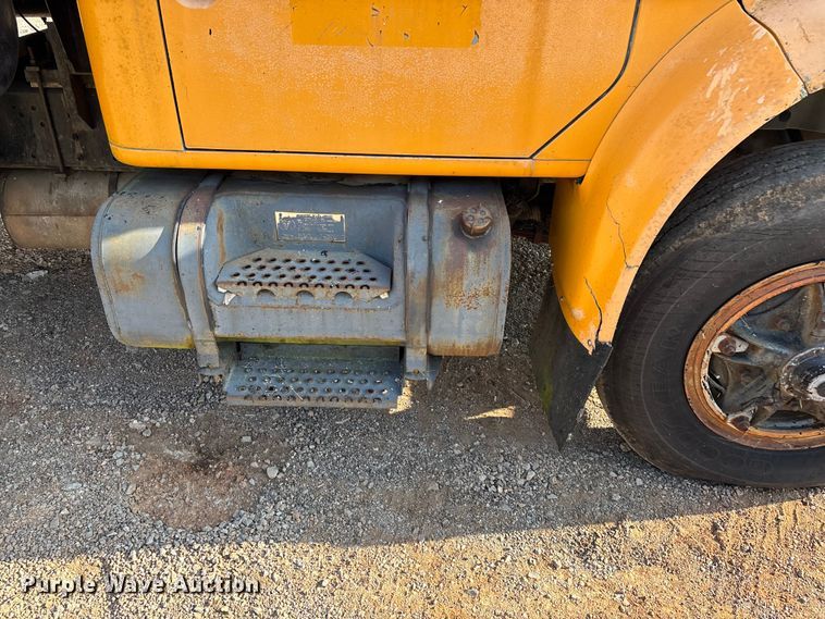 image for item ED2282 1990 International 4900 oil distributor truck