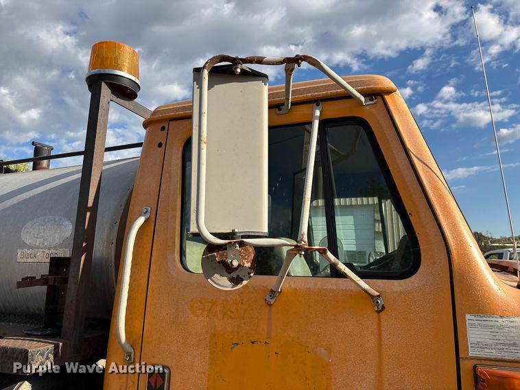 image for item ED2282 1990 International 4900 oil distributor truck