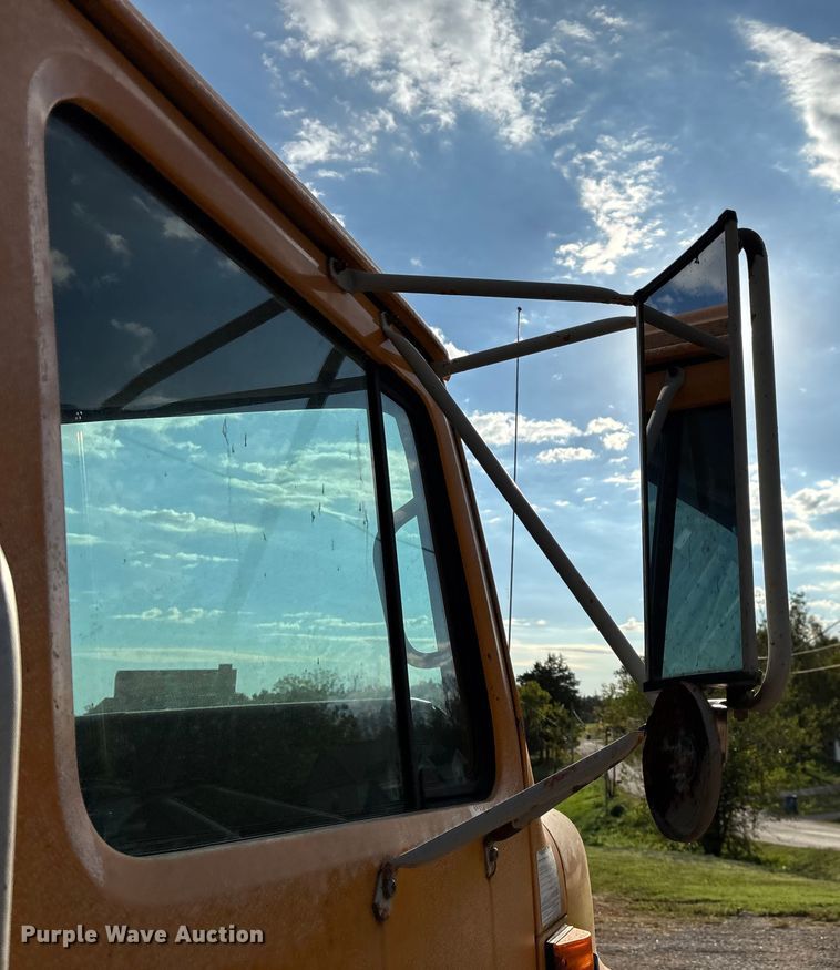 image for item ED2282 1990 International 4900 oil distributor truck