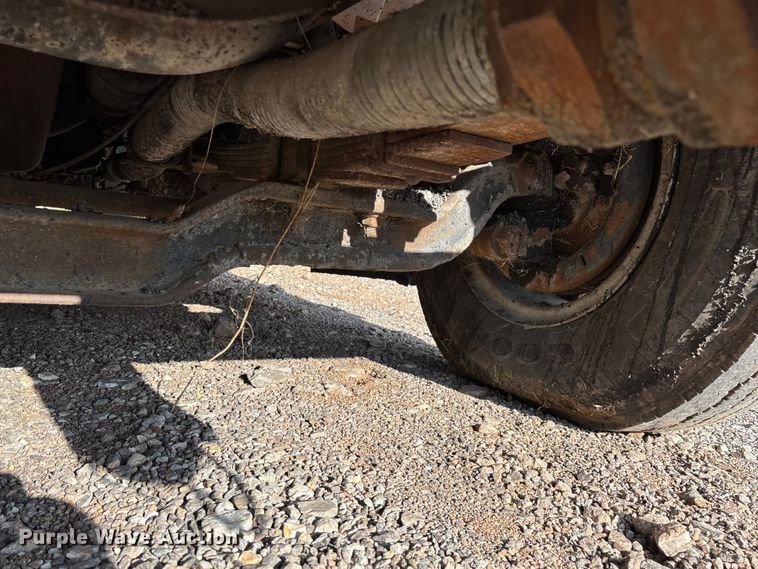 image for item ED2282 1990 International 4900 oil distributor truck