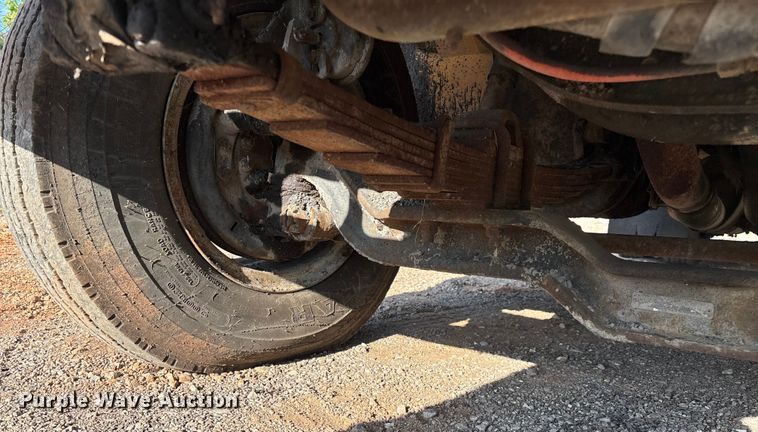 image for item ED2282 1990 International 4900 oil distributor truck