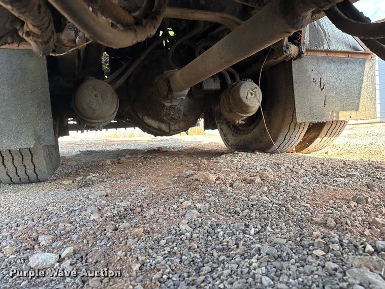 image for item ED2282 1990 International 4900 oil distributor truck