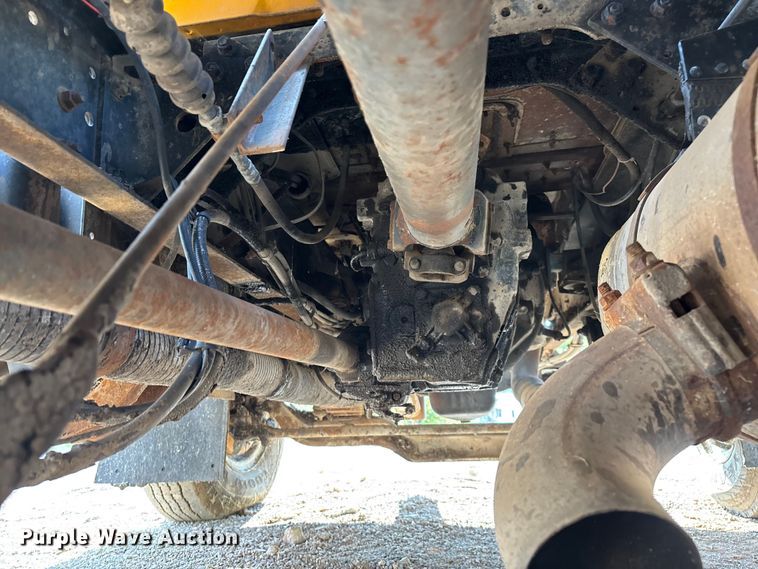 image for item ED2282 1990 International 4900 oil distributor truck