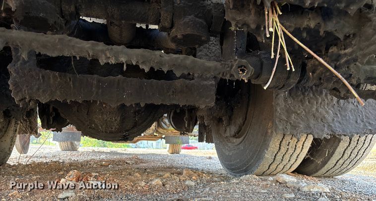 image for item ED2282 1990 International 4900 oil distributor truck