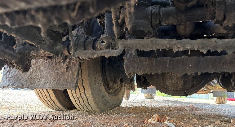 image for item ED2282 1990 International 4900 oil distributor truck