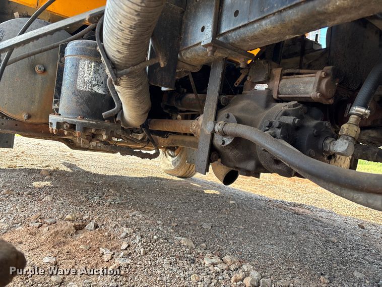 image for item ED2282 1990 International 4900 oil distributor truck