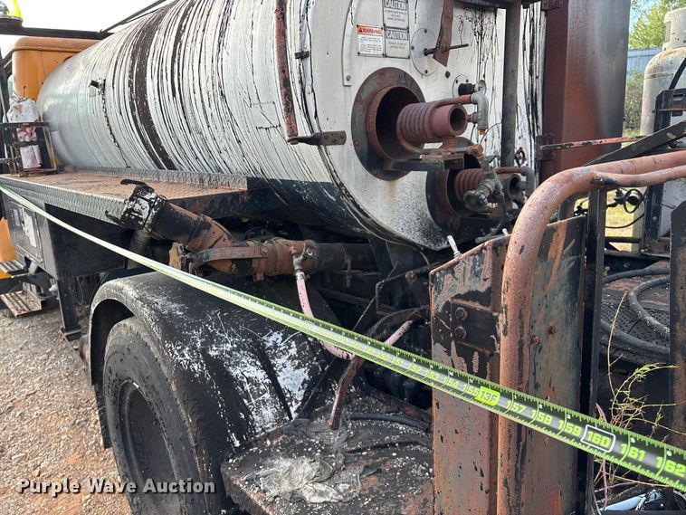 image for item ED2282 1990 International 4900 oil distributor truck