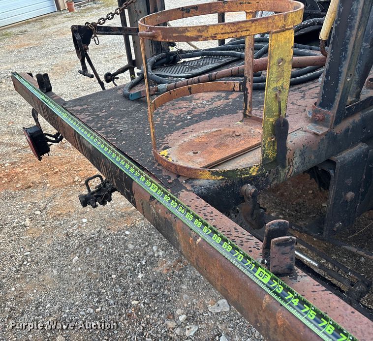 image for item ED2282 1990 International 4900 oil distributor truck