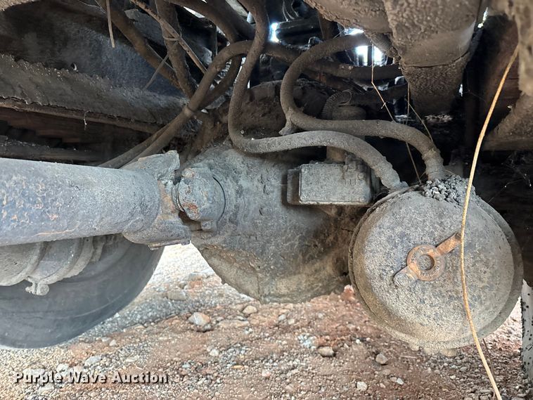 image for item ED2282 1990 International 4900 oil distributor truck