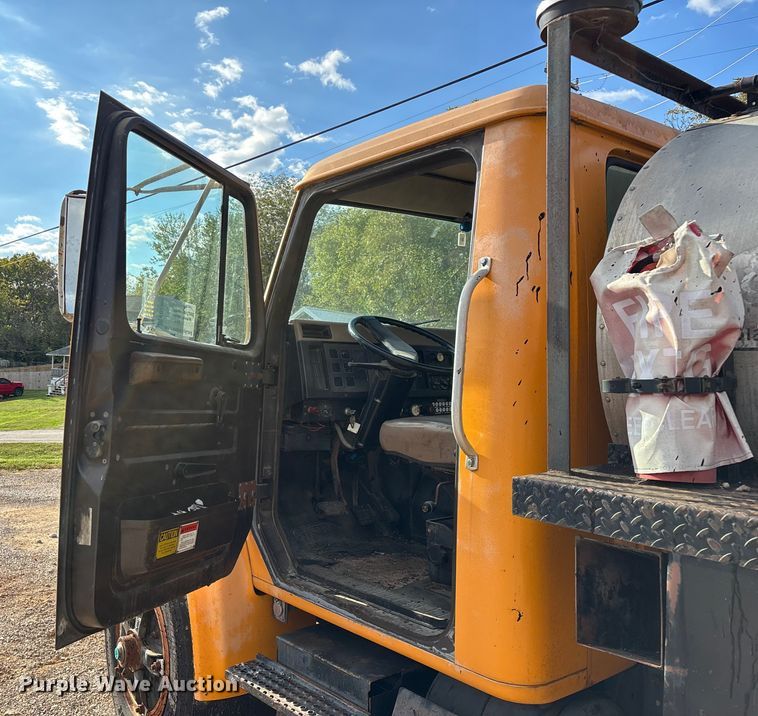 image for item ED2282 1990 International 4900 oil distributor truck