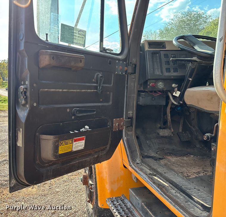 image for item ED2282 1990 International 4900 oil distributor truck