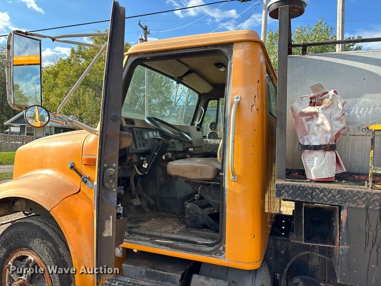 image for item ED2282 1990 International 4900 oil distributor truck