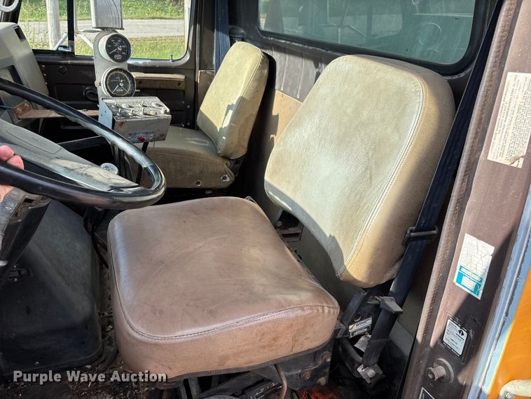 image for item ED2282 1990 International 4900 oil distributor truck