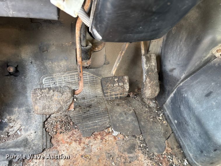 image for item ED2282 1990 International 4900 oil distributor truck