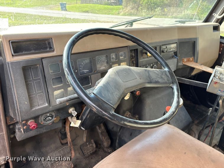 image for item ED2282 1990 International 4900 oil distributor truck