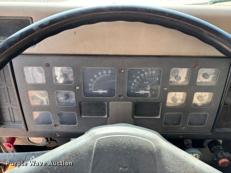 image for item ED2282 1990 International 4900 oil distributor truck