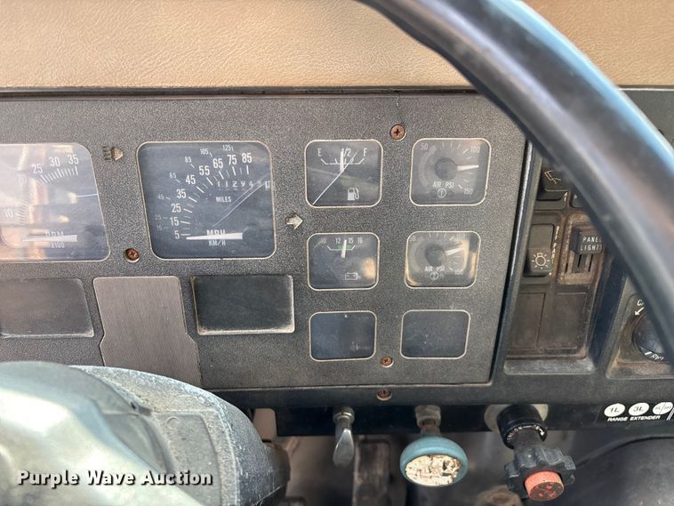 image for item ED2282 1990 International 4900 oil distributor truck