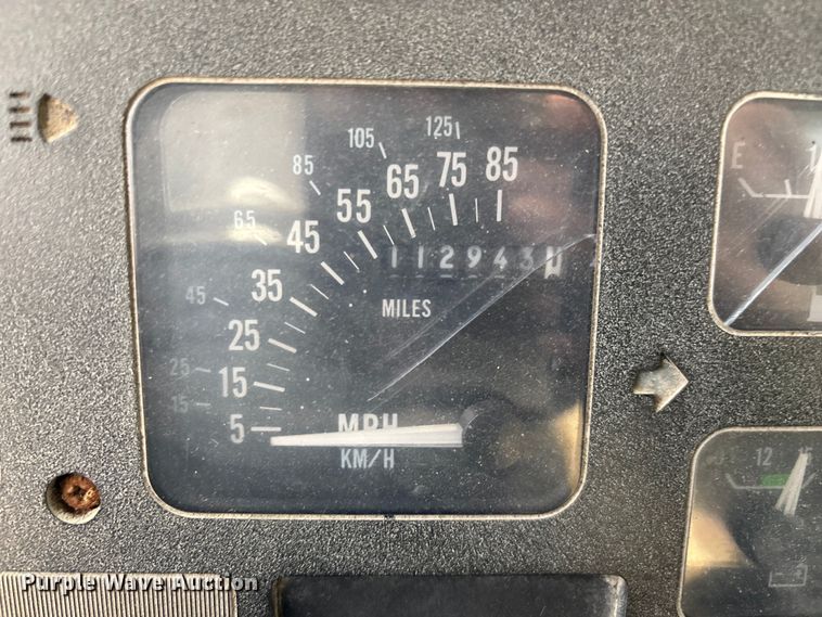 image for item ED2282 1990 International 4900 oil distributor truck