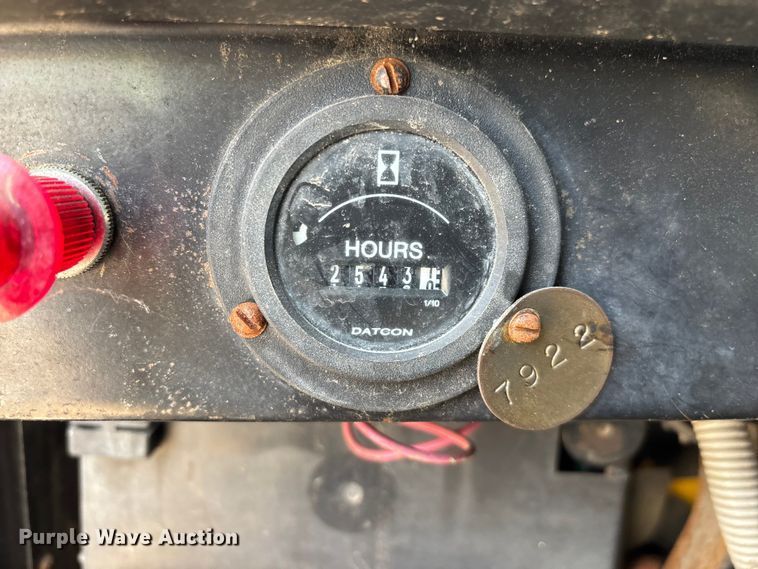 image for item ED2282 1990 International 4900 oil distributor truck