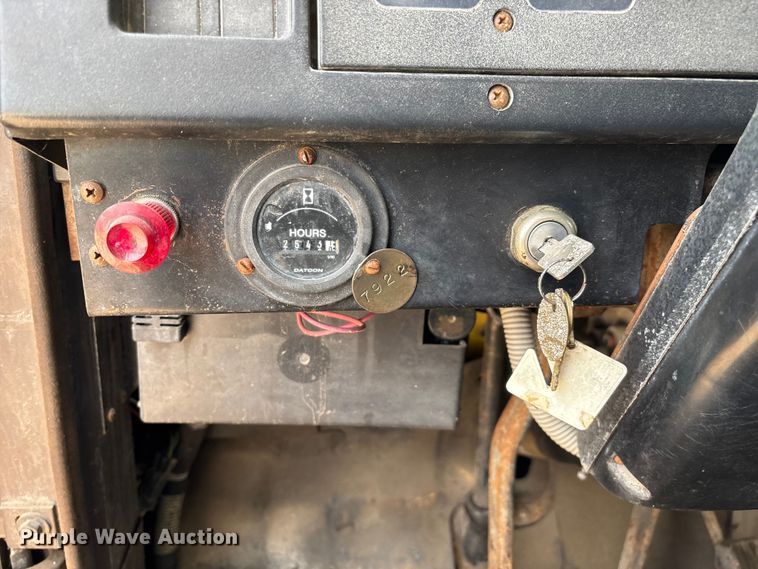 image for item ED2282 1990 International 4900 oil distributor truck