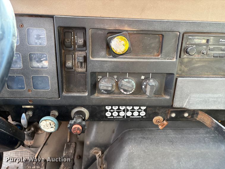 image for item ED2282 1990 International 4900 oil distributor truck