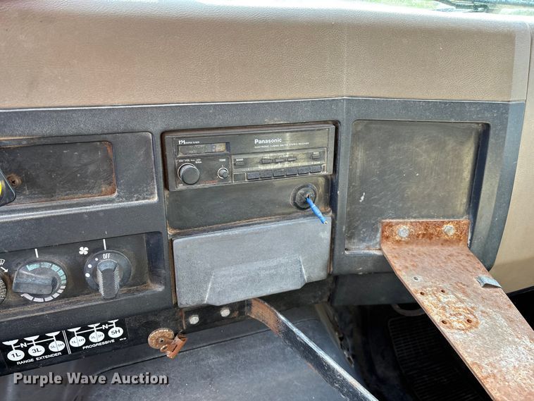 image for item ED2282 1990 International 4900 oil distributor truck